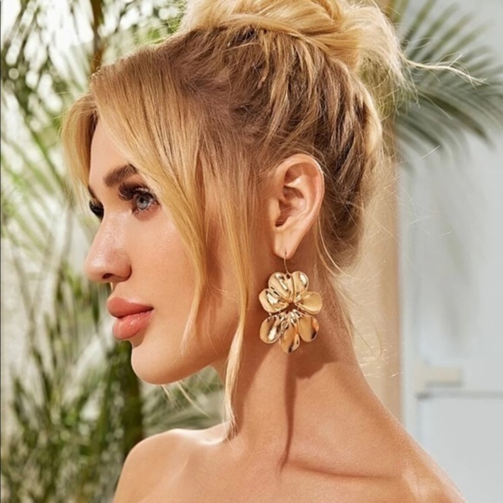 💋 Flower 🌸 statement earrings gold